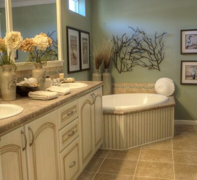 The Wellington's master bath is no less elegant that the rest of the suite. Visit Palm Harbor Homes in Plant City to see this home for yourself.